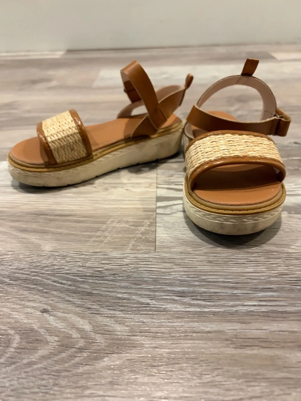 OshKosh B’gosh Leo Toddler Girls Wedge Sandals w/ velcro strap size 9